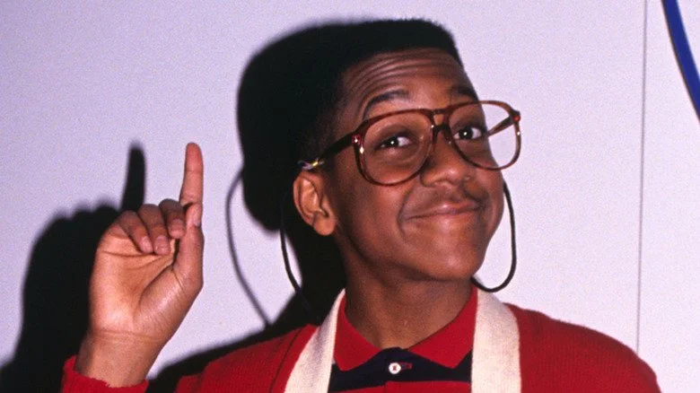 Jaleel White as Steve Urkel, souriant et levant son index