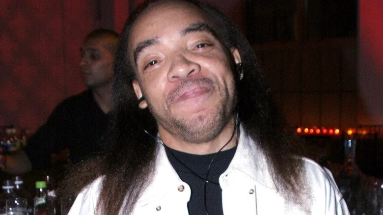 Kidd Creole souriant pour une photo dans un club