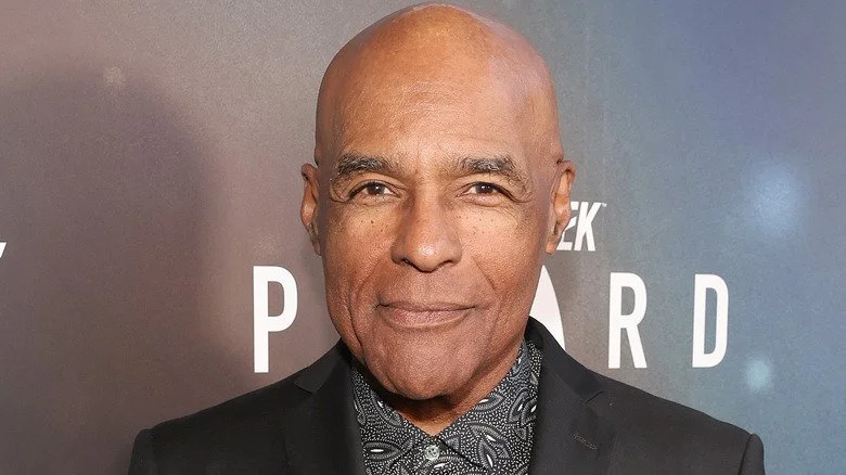 Michael Dorn à la première de Picard, regardant au loin