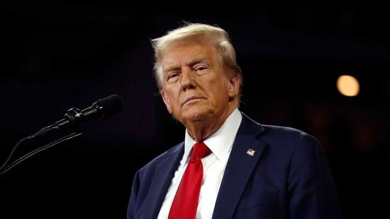 Donald Trump en costume bleu avec cravate rouge