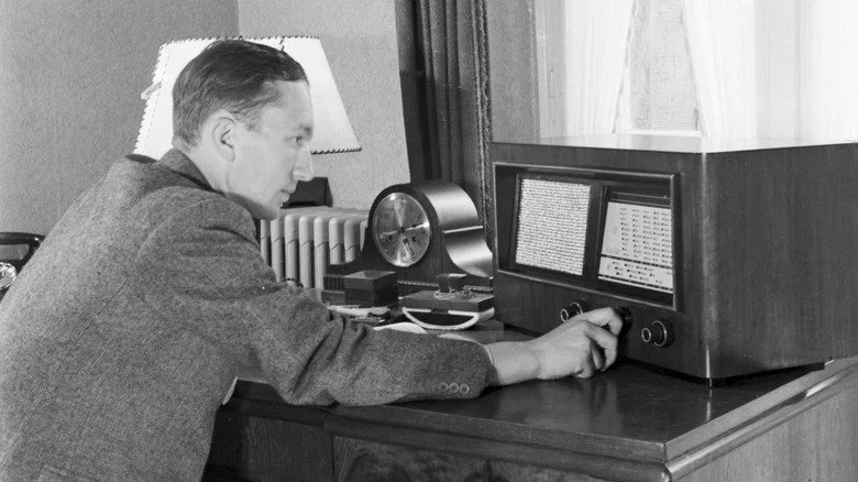Homme écoutant la radio