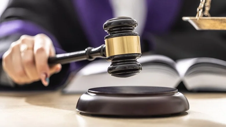 Juge frappant son maillet