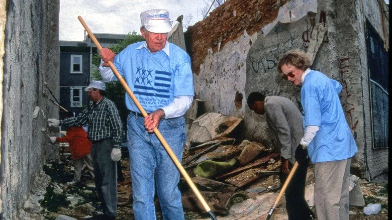Les Carter construisant des maisons