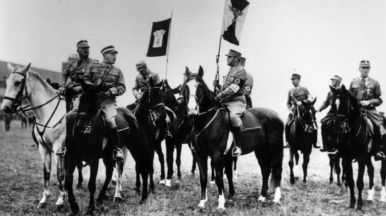 Ernst Roehm avec un groupe de nazis à cheval