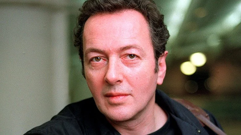 Joe Strummer portrait en chemise noire