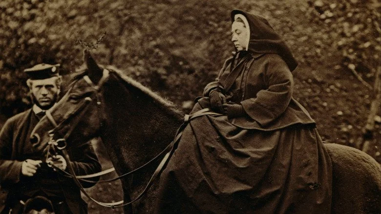 John Brown tenant le cheval de la reine Victoria