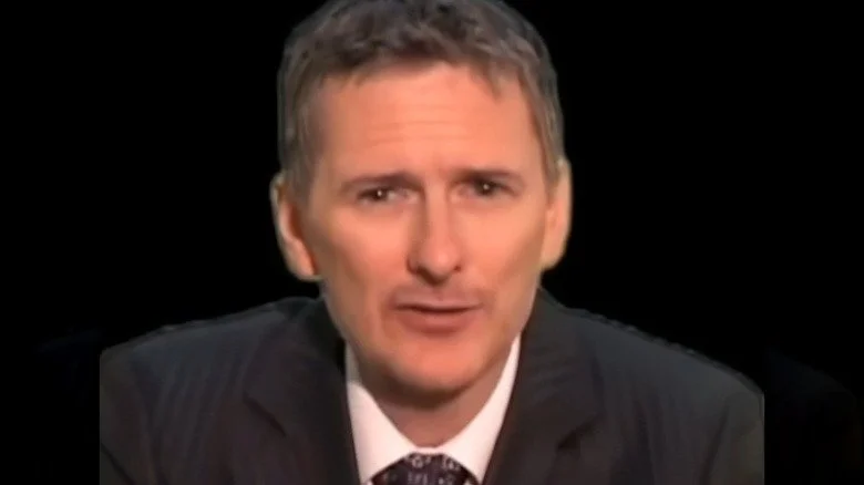 Karm Gillespie en costume avec un fond noir