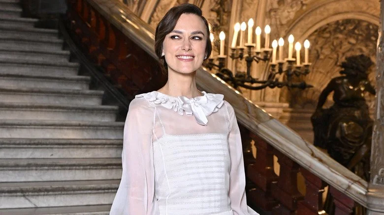 Keira Knightley souriante en blanc