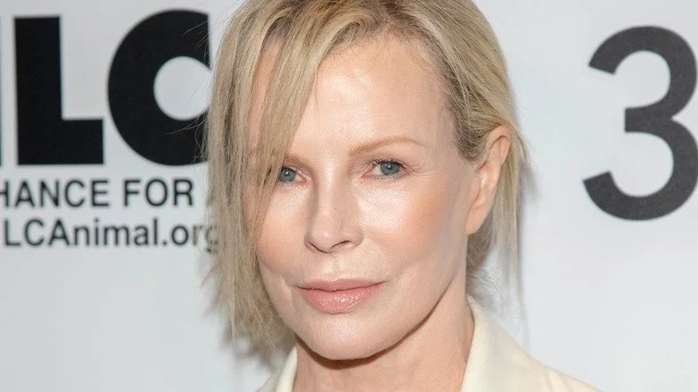 Kim Basinger posant lors d'un événement