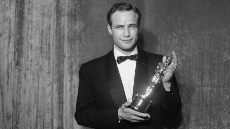 Marlon Brando tenant son Oscar