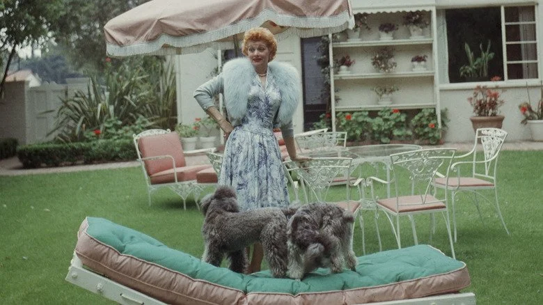 Lucille Ball dans son jardin