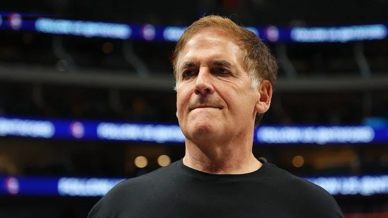 Mark Cuban dans un t-shirt noir au stade