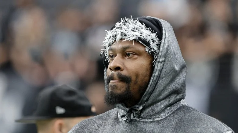 Marshawn Lynch sur le bord du terrain en hoodie gris