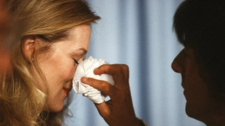 Dustin Hoffman essuyant une larme de Meryl Streep