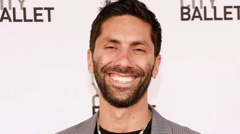 Nev Schulman souriant largement portant un collier