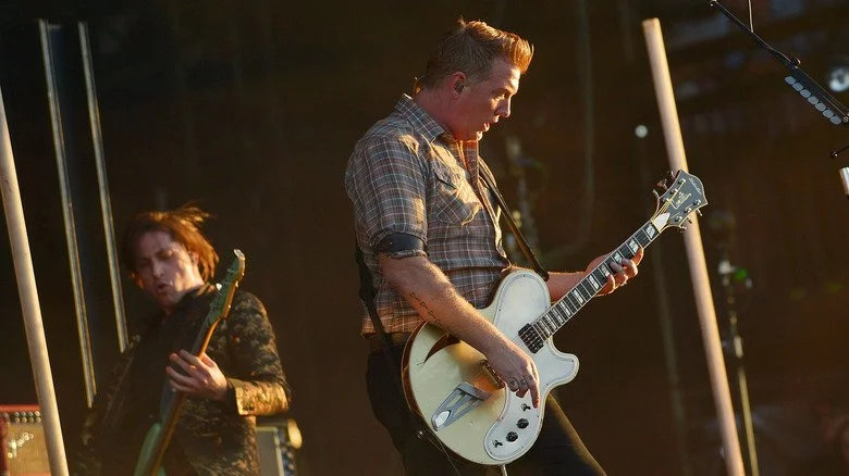 Josh Homme jouant de la guitare