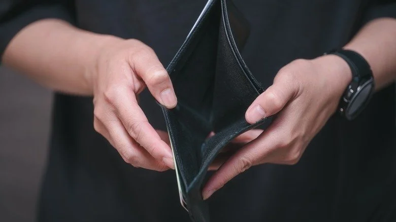 Personne tenant un portefeuille vide