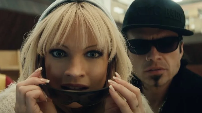 Lily James et Sebastian Stan dans Pam et Tommy