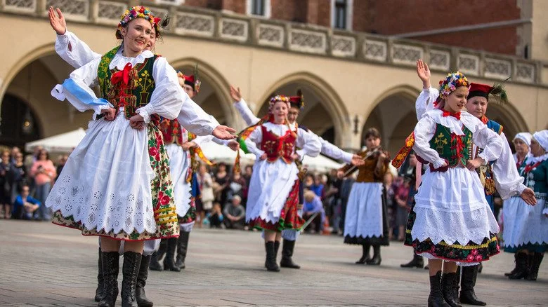 Danseurs polonais sur la place de Cracovie