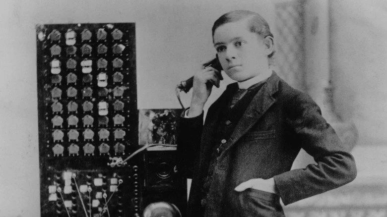 jeune garçon au central téléphonique