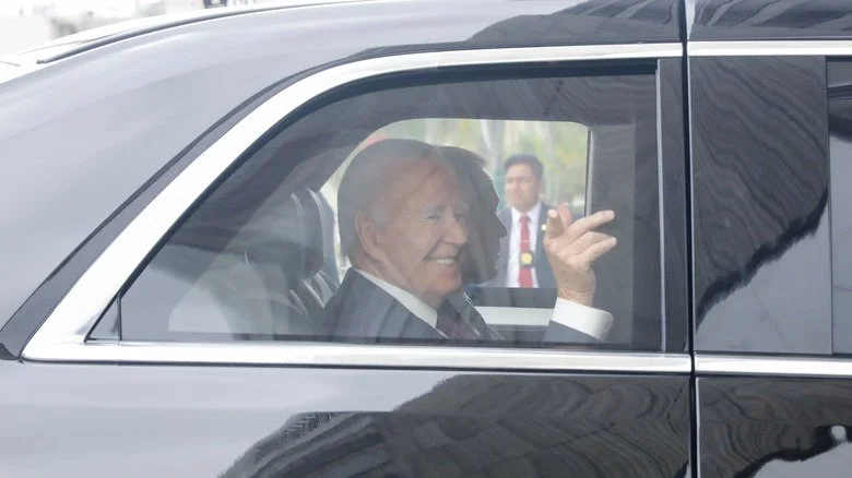 Joe Biden saluant depuis l'arrière de The Beast