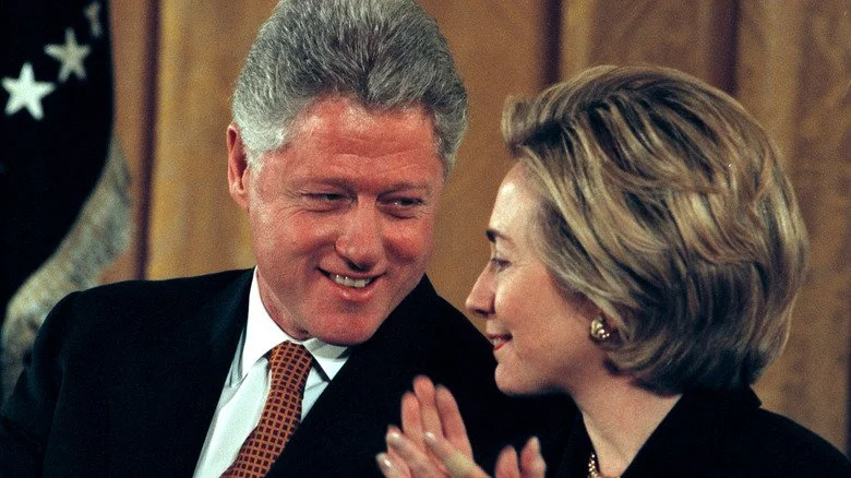 Bill Clinton souriant et Hillary Clinton applaudissant