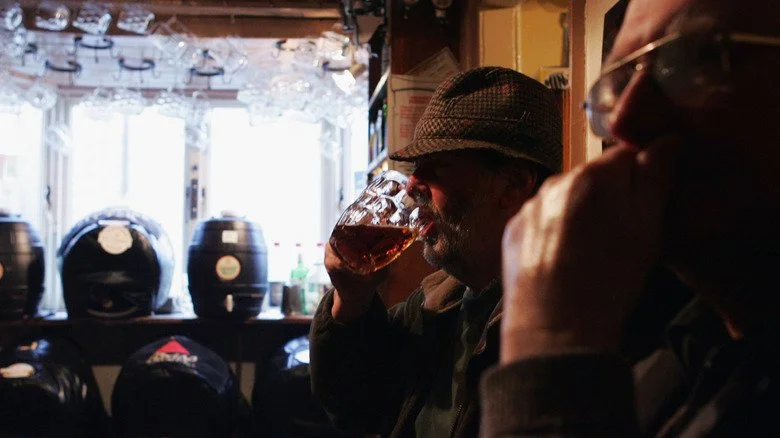 Britannique sirotant une bière dans un pub