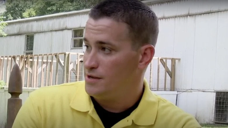 Robert Brian Clark en chemise jaune parlant dans Catfish