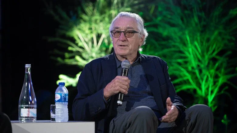 Robert De Niro au microphone lors d'un festival de films