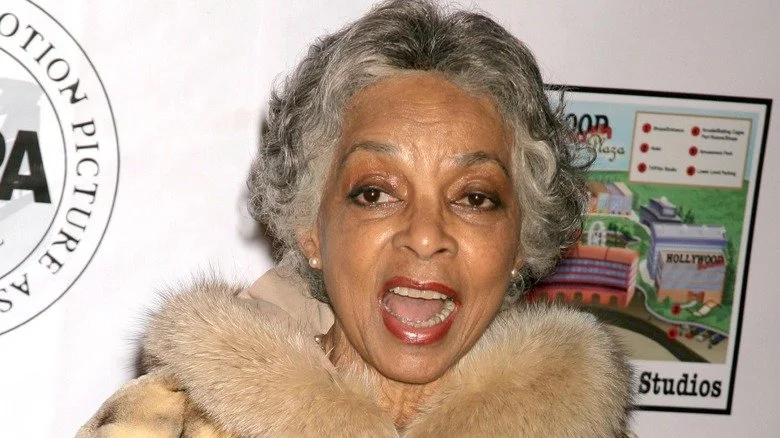 Ruby Dee en fourrure lors d'un événement