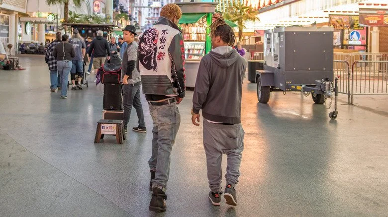 Hommes avec des pantalons sagging