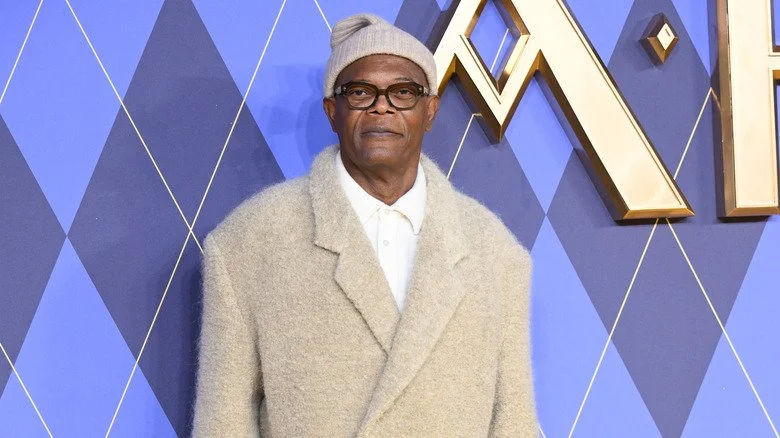 Samuel L. Jackson portant un bonnet, des lunettes et un manteau