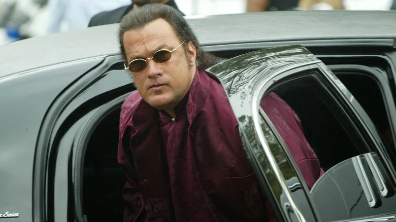 Steven Seagal sortant d'une voiture