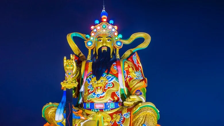 Statue de Shangdi sous un ciel sombre