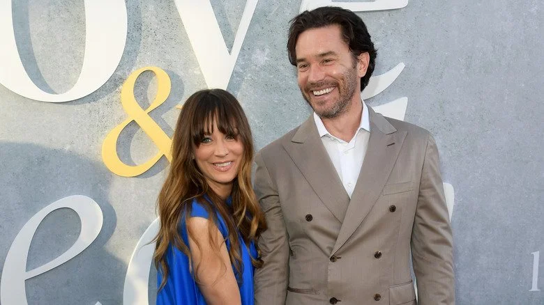 Kaley Cuoco et Tom Pelphrey se tenant la main et souriant