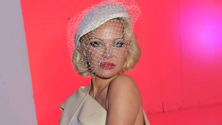 Pamela Anderson avec un chapeau