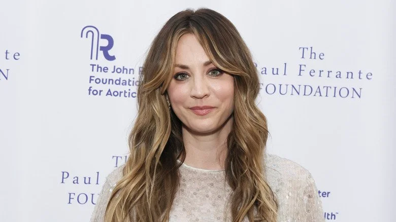 Kaley Cuoco souriante