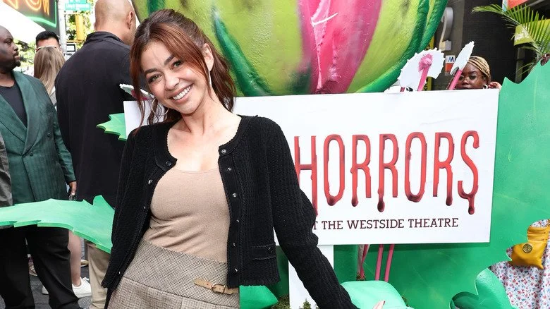 Sarah Hyland souriant à l'extérieur lors du dévoilement de Little Shop of Horrors