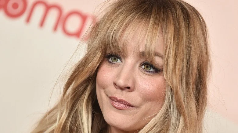 Kaley Cuoco souriante