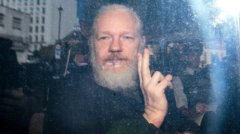 Julian Assange avec une barbe blanche