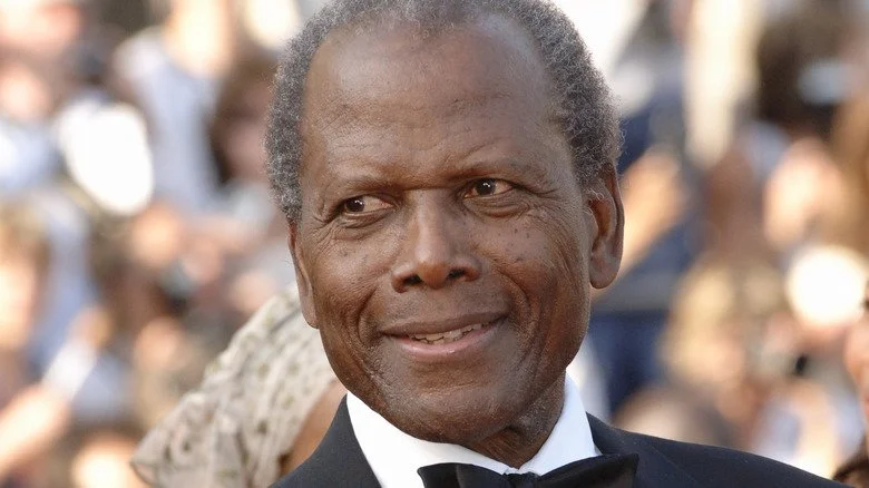 Sidney Poitier souriant en smoking