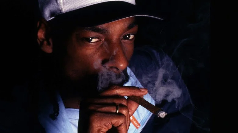 Snoop Dogg profitant d'un blunt