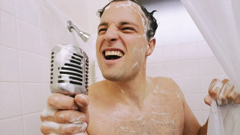 Homme s'amusant dans la douche