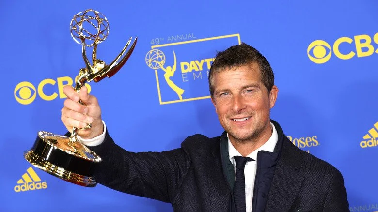 Bear Grylls tenant un Emmy et souriant