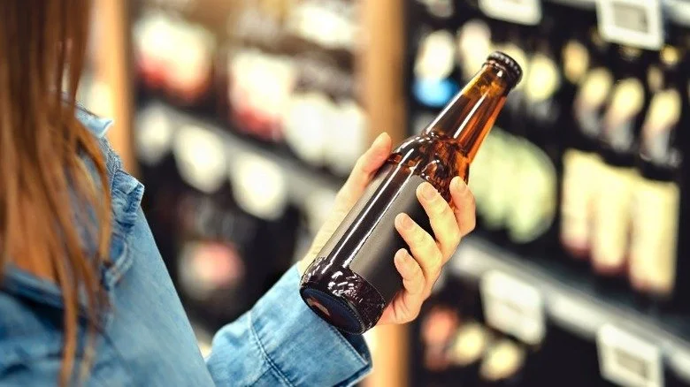 femme achetant de la bière dans un magasin