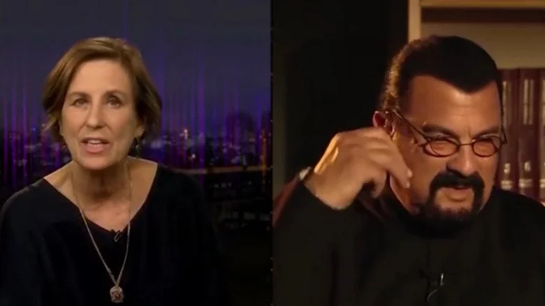 Split screen avec l'intervieweur et Steven Seagal préparant à partir