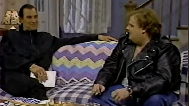 Steven Seagal assis sur un canapé avec Chris Farley lors de son apparition à SNL