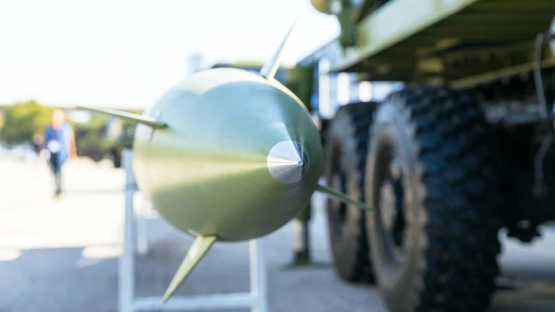 TBM à côté d'un véhicule militaire