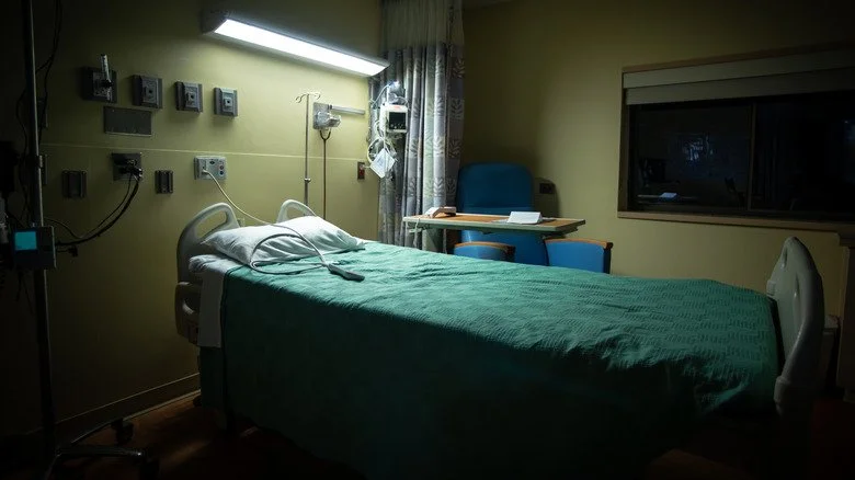 Chambre d'hôpital sombre