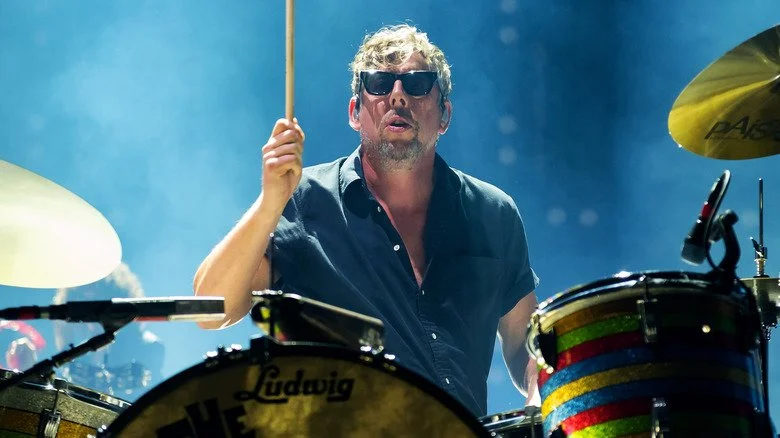 Patrick Carney portant des lunettes de soleil en train de jouer de la batterie à l'O2 Academy Brixton en 2024